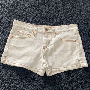 CLASSIC WHITE LEVI SHORT SHORTS
